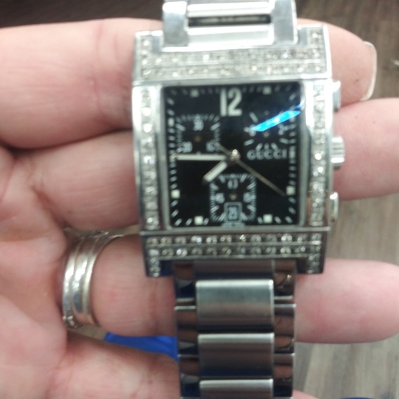 Gucci watch with 80 0.25k diamonds inlaid in face - Picture 2 of 2